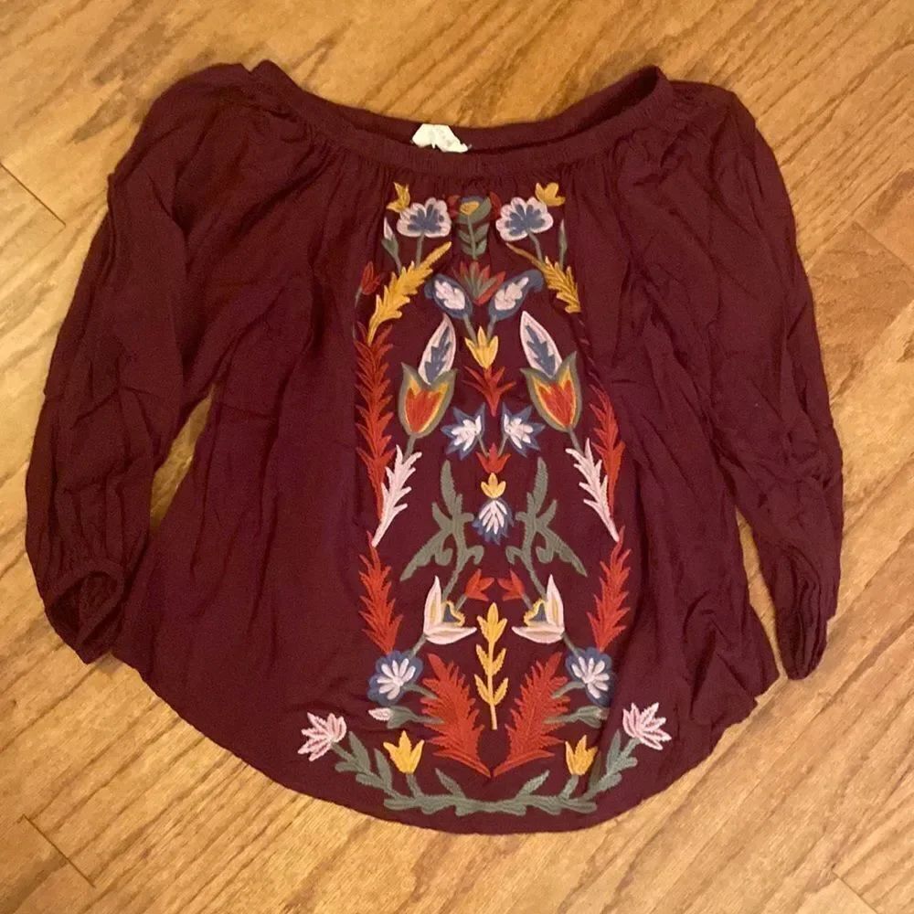 Solitaire size small burgundy blouse crocheted on front - floral size M